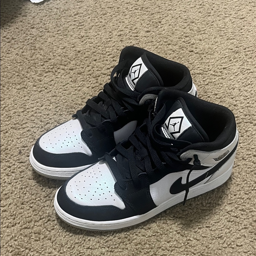 Jordan Men's Classic Black and White Sneakers